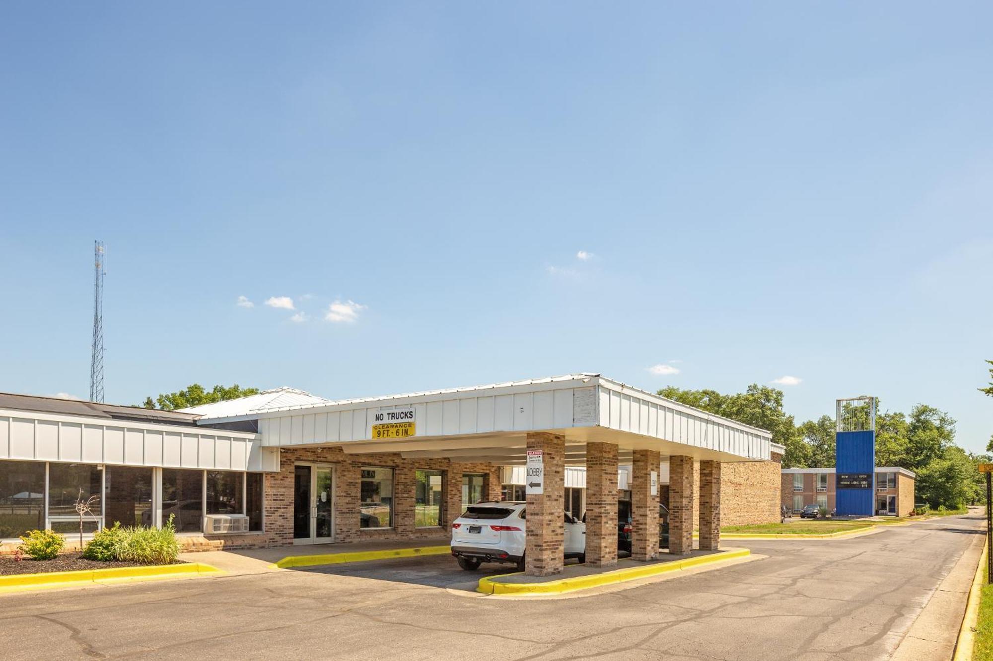 Oyo Hotel Mona Lake Muskegon Exterior foto