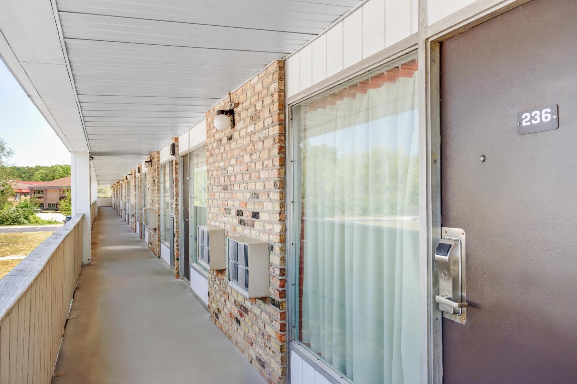 Oyo Hotel Mona Lake Muskegon Exterior foto