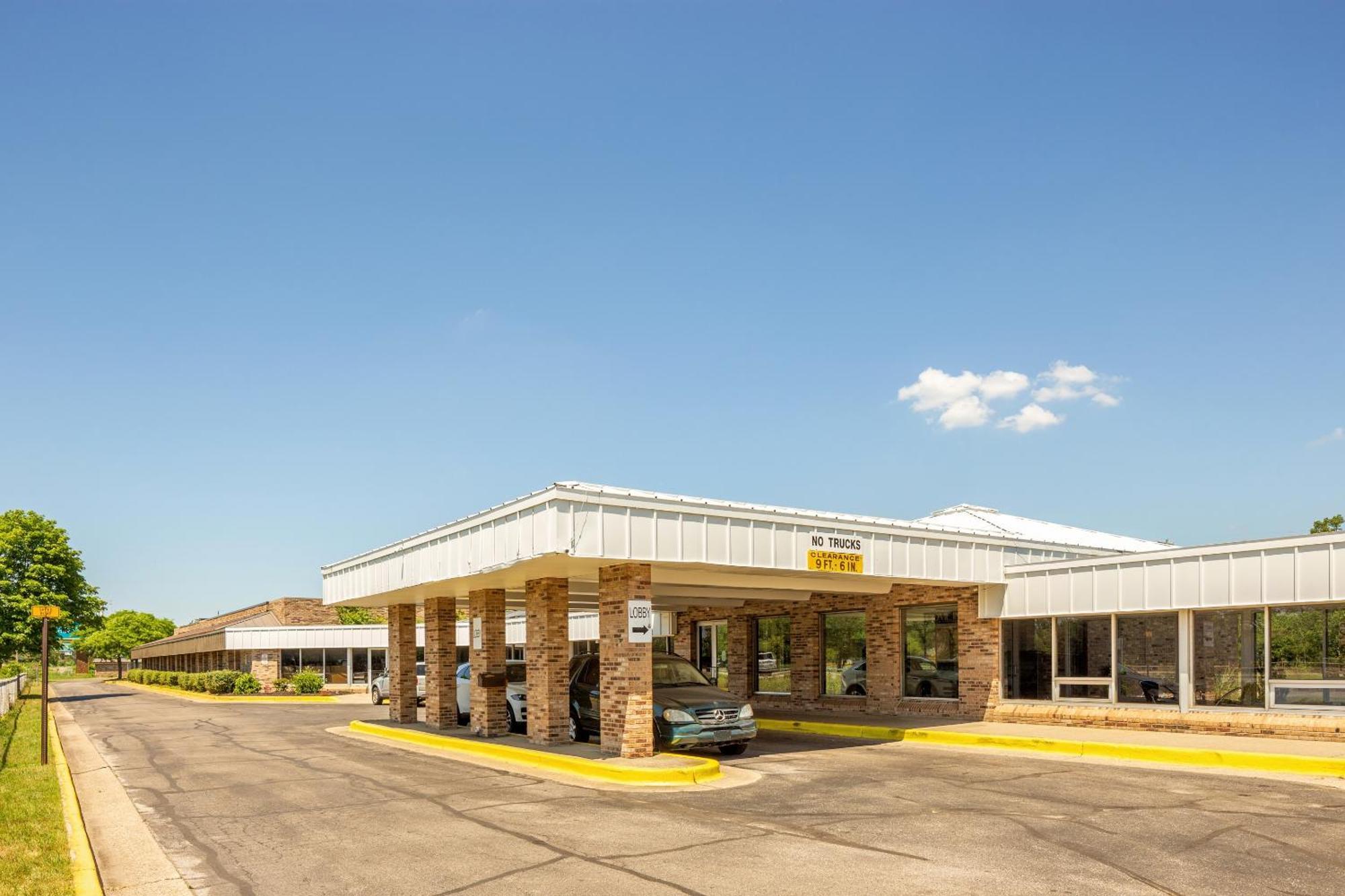 Oyo Hotel Mona Lake Muskegon Exterior foto